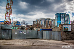 Из-за многоэтажного новостроя в Одессе обрушился частный жилой дом (ФОТО)