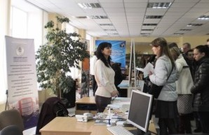 В Одессе ищут госслужащих, кассиров и швей