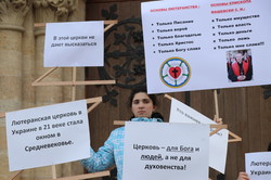 В Одессе состоялась акция протеста против лютеранского епископа (ФОТО)