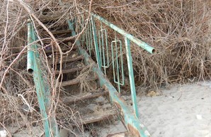 На одесских склонах очередной оползень уничтожил половину пляжа