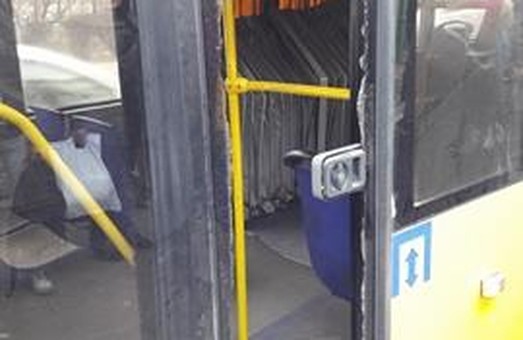В переполненных троллейбусах Киева бьются стекла