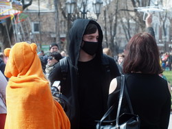 Лица одесской Юморины: маски и праздничная мишура