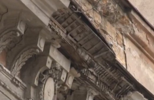 В центре Одессы обвалилась часть фасада еще одного дома