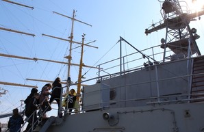 Одесские школьники побывали на экскурсии на военных кораблях