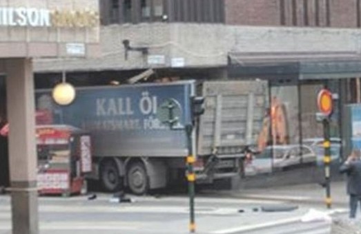 Теракт в Стокгольме: грузовик вьехал в прохожих, есть погибшие