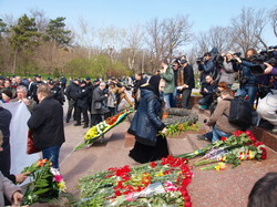 "Донбасс, мы с тобой!": одесские сепаратисты провели акцию на Аллее Славы и устроили массовую драку (ФОТО, ВИДЕО)