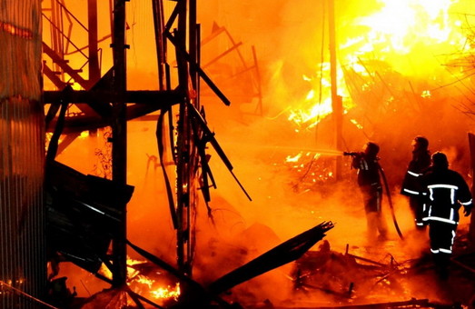 Масштабный пожар в Одессе: на Даче Ковалевского сгорели полтора десятка куреней
