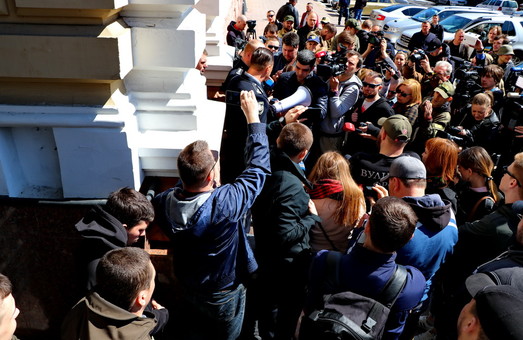 Митинг под зданием областной полиции в Одессе: активисты требовали сдать значки (ФОТО, ВИДЕО)