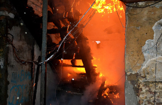 Сильный пожар уничтожил старый дом в Одессе на Молдаванке
