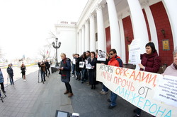 "Одесса без Ланжерона теряет всякий смысл": под мэрией протестовали противники расширения дельфинария