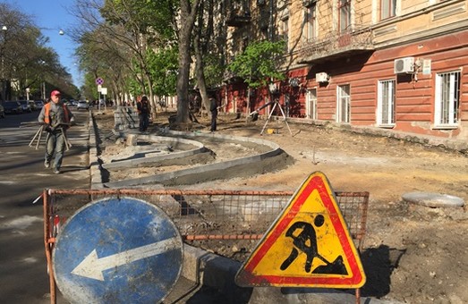 В центре Одессы начали строить первую уличную велодорожку (ФОТО)