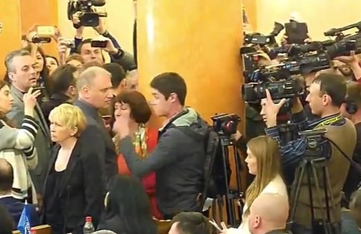 На сессии одесского горсовета произошел скандал: охрана вышвырнула из зала активиста