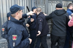 Акция протеста под посольством РФ в Одессе закончилась дракой (ФОТО)