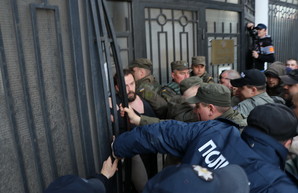 Акция протеста под посольством РФ в Одессе закончилась дракой (ФОТО)