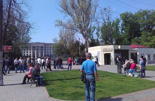 Куликово поле в Одессе оцеплено: граждан пропускают только через рамки (ФОТО)
