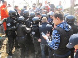 В Одессе активисты подрались между собой и сожгли фундамент пляжного нахалстроя (ФОТО, ВИДЕО)