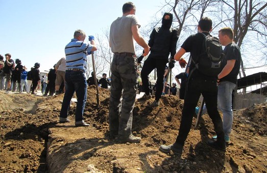 В Одессе активисты подрались между собой и сожгли фундамент пляжного нахалстроя (ФОТО, ВИДЕО)
