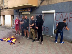 В Одессе активисты разрисовали фасад приемной депутата от "Оппозиционного блока" и сожгли палатку данной партии (ФОТО)