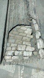 В Одессе еще на одной улице центра города нашли старинную мостовую под асфальтом (ФОТО)