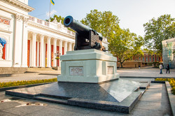 Одесскую пушку вернули на место после реставрации (ФОТО)