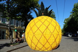 На главной улице Одессы появилась гигантская клубничка (ФОТО)