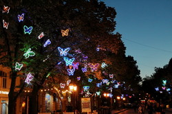 Вечерняя сказка улицы Дерибасовской в Одессе: светящиеся бабочки и фрукты (ФОТО)