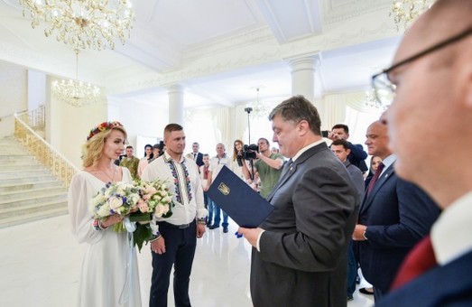 Президент пришел на свадьбу к одесскому киборгу с ключами от квартиры