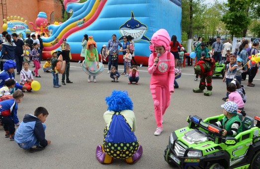 Одесские полицейские и спасатели придумали детский праздник