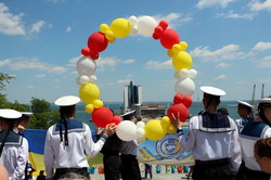 Юные моряки, полицейские и школьники провели флешмоб в честь дня защиты детей на Потемкинской лестнице (ФОТО)