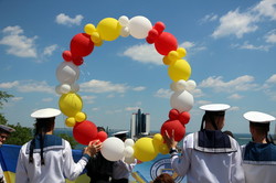 Юные моряки, полицейские и школьники провели флешмоб в честь дня защиты детей на Потемкинской лестнице (ФОТО)