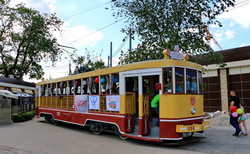 Маленькие одесситы сегодня в честь праздника катались на ретро-трамвае (ФОТО)