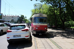 Девушка на внедорожнике заблокировала движение всех трамваев на одесском Фонтане (ФОТО)