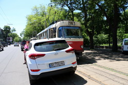 Девушка на внедорожнике заблокировала движение всех трамваев на одесском Фонтане (ФОТО)