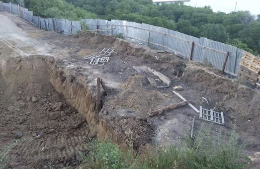 Одесский Ботанический сад под угрозой оползня: строители высотки раскопали склон (ФОТО)