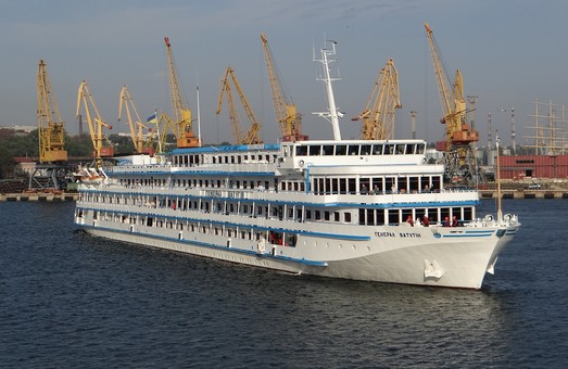 Украинский лайнер "Генерал Ватутин" внезапно вместо Одессы направился в Россию