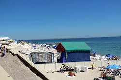 На пляже Дельфин осталось совсем немного места для бесплатного отдыха одесситов (ФОТО)