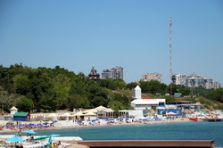 На пляже Дельфин осталось совсем немного места для бесплатного отдыха одесситов (ФОТО)