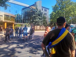 Под одесским хозяйственным судом митингуют активисты: проспект Шевченко парализован (ФОТО)