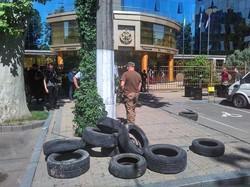 Под одесским хозяйственным судом митингуют активисты: проспект Шевченко парализован (ФОТО)