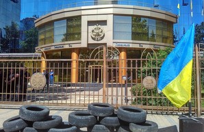 Под одесским хозяйственным судом митингуют активисты: проспект Шевченко парализован (ФОТО)