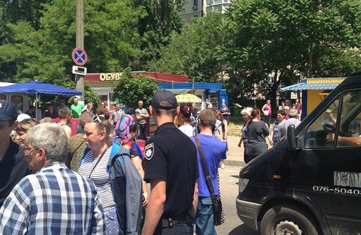 Продавцы "стихийного" рынка на поселке Котовского перекрыли дорогу