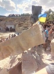 Активисты очищают огнем и водой пляж "Лагуна" от нахалстроя (ФОТО)