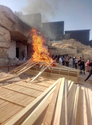 Активисты очищают огнем и водой пляж "Лагуна" от нахалстроя (ФОТО)