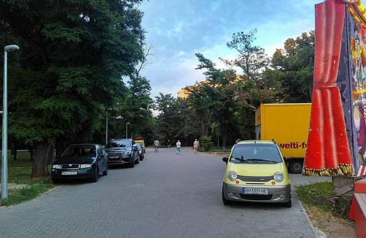 Автохамы превращают одесский парк Шевченко в парковку (ФОТО)
