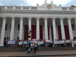 Под мэрией Одессы митингуют