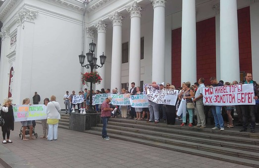 Под мэрией Одессы митингуют