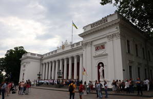 Сессия одесского горсовета начинается с митингов и скандалов (трансляция)