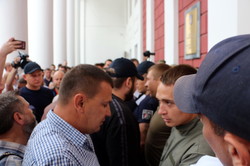 Стычки у входов в здание одесской мэрии: журналистов, депутатов и общественников не пускали на сессию горсовета (ФОТО, ВИДЕО)