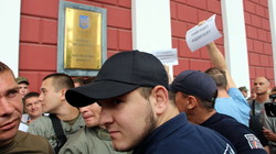Стычки у входов в здание одесской мэрии: журналистов, депутатов и общественников не пускали на сессию горсовета (ФОТО, ВИДЕО)