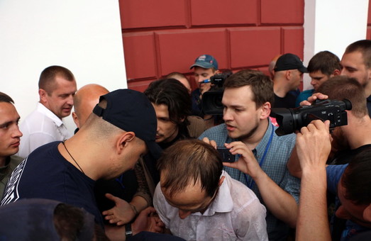 Мэр Одессы обещает разобраться с частной охраной, мешавшей журналистам и депутатам попасть в горсовет
